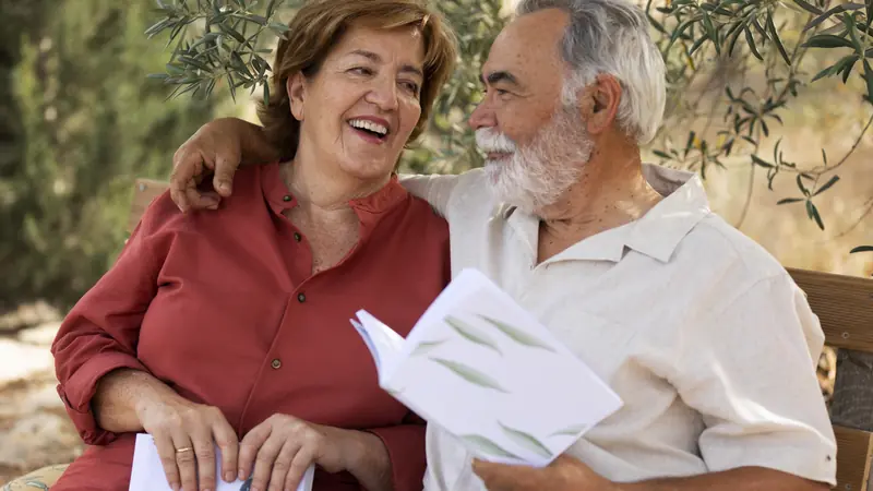 Casal de idosos lendo documentos em casa no campo